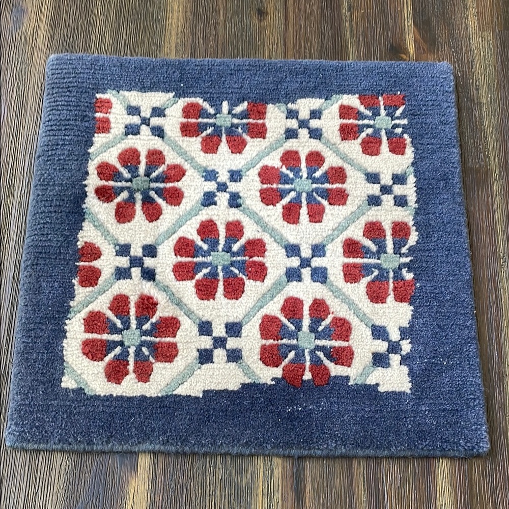 Small Floral Patterned Blue and Red Accent Rug Carpet
